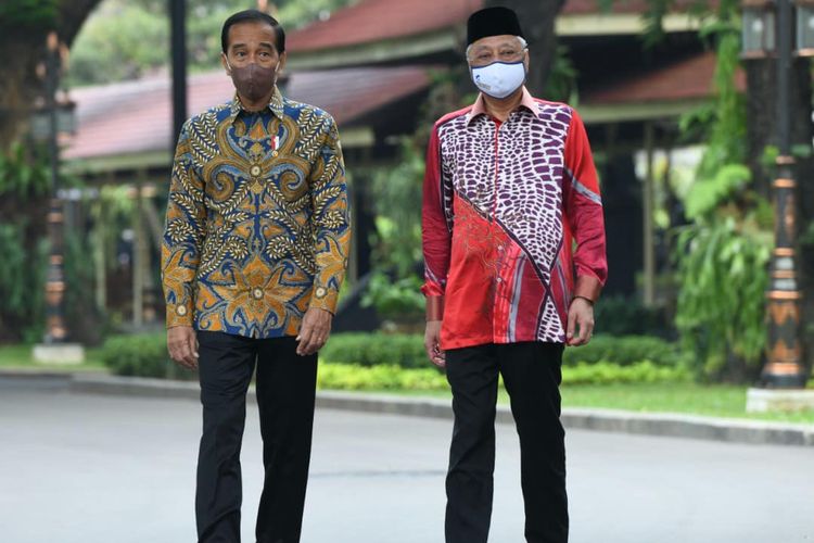 Presiden Indonesia Joko Widodo (kiri) dan Perdana Menteri Malaysia Ismail Sabri Yaakob (kanan) saat menuju Masjid Baiturrahim di Istana Merdeka, Jumat (1/4/2022).