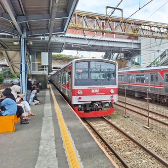 Ilustrasi KRL Commuter Line di Stasiun Tanah Abang, Jakarta Pusat.