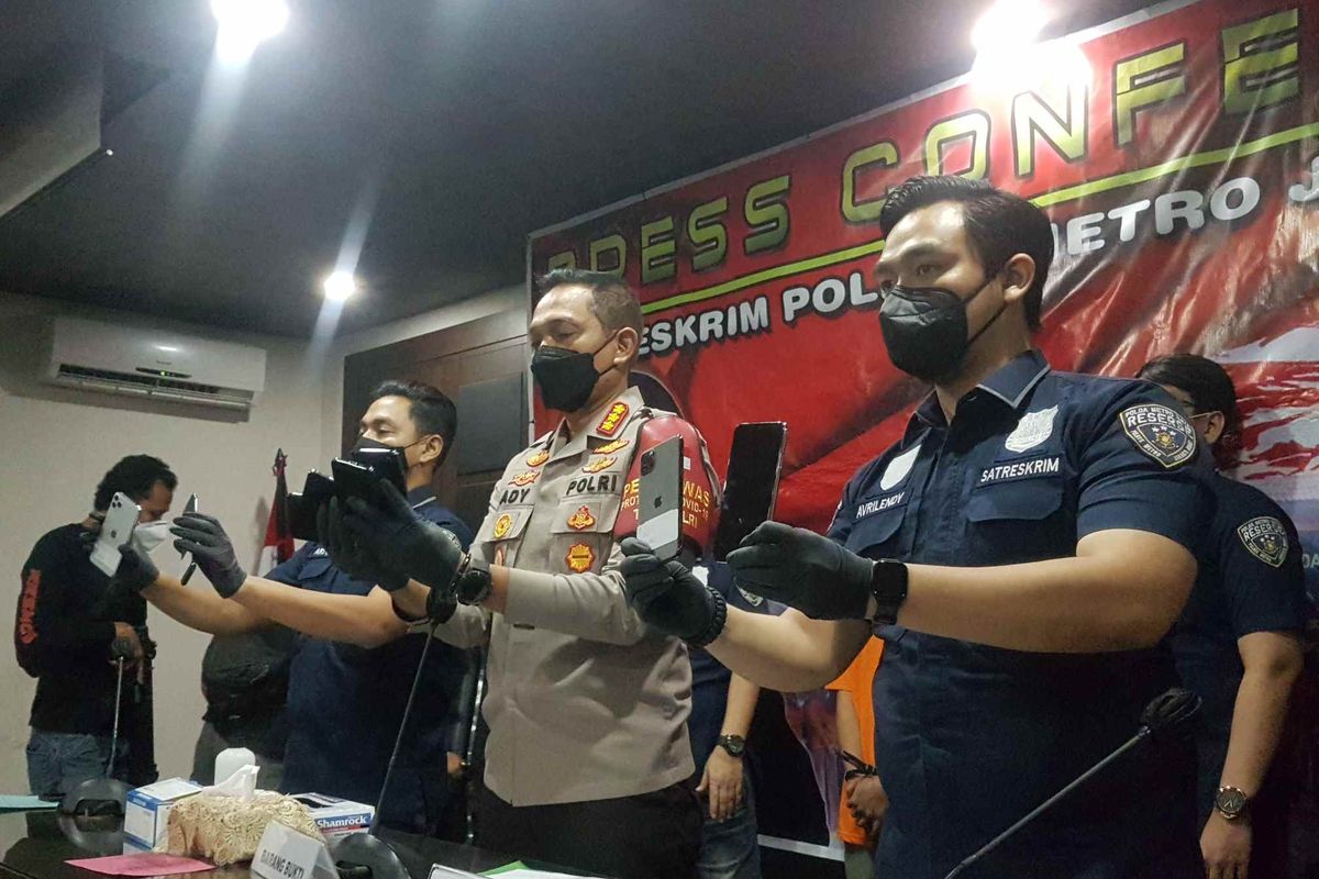 Konferensi pers pencurian 14 iPhone oleh karyawan berinisial GL di Rukan Sedayu Square, Cengkareng, Jakarta Barat, di Mapolres Jakarta Barat, pada Rabu (14/4/2021).