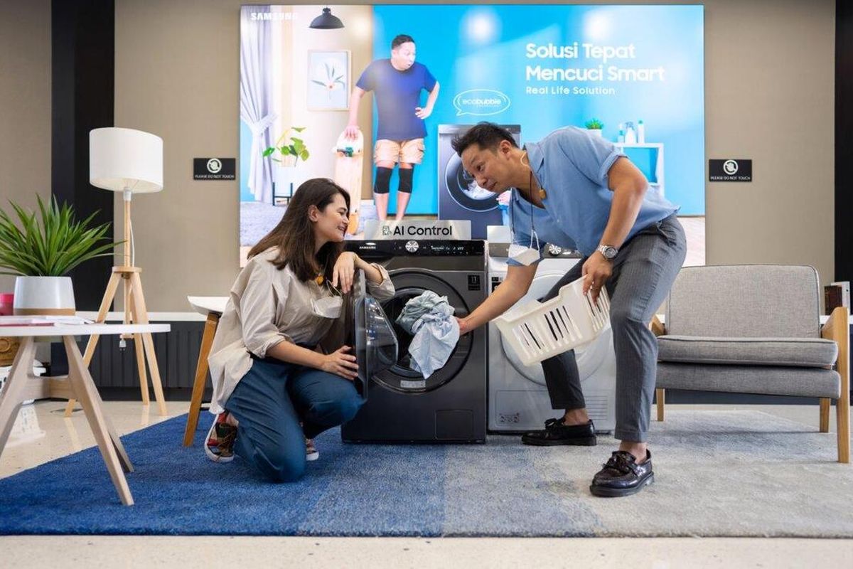 Aktor Ringgo Agus Rahman bersama dengan sang istri, Sabai Morscheck saat acara peluncuran Samsung Smart EcoBubble™ Washer, Selasa (20/4/2021).