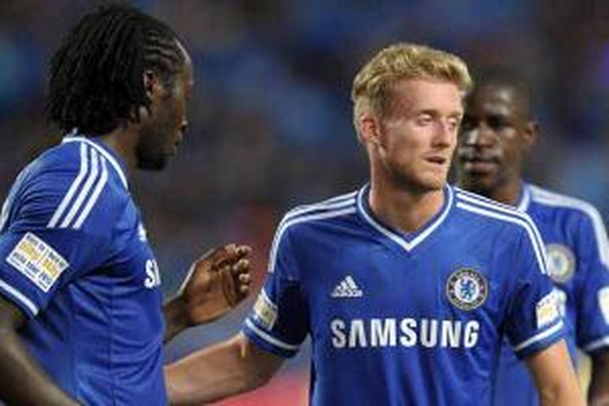 Striker Chelsea, Oriol Romeu Lukaku (kiri), bersama Andre Schurrle, setelah dia mencetak gol penalti ke gawang Singha dalam laga uji coba di Rajamangala National stadium, Bangkok, Rabu (17/7/2013). Chelsea menang 1-0.