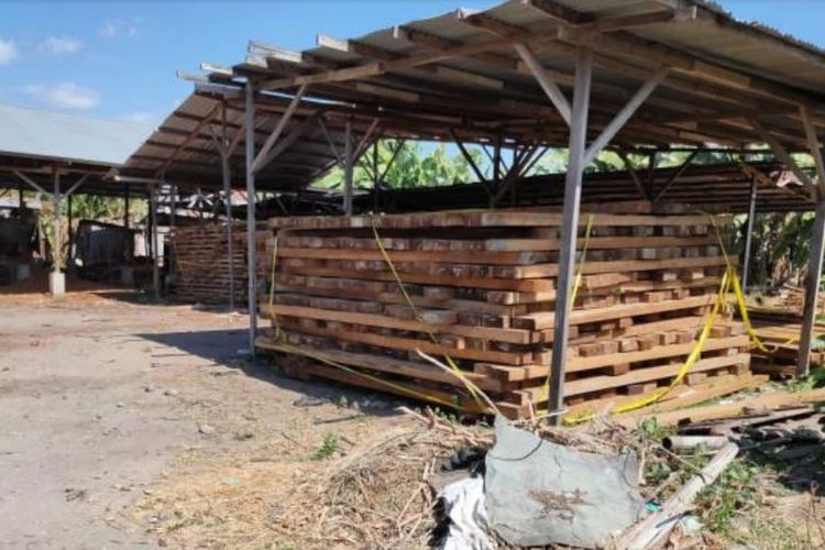 Foto : 175,3380 meter kubik kayu tersebut diamankan di gudang penampungan kayu milik UD. I, di jalan Bengkunis, Kelurahan Wuring, Kabupaten Sikka. 