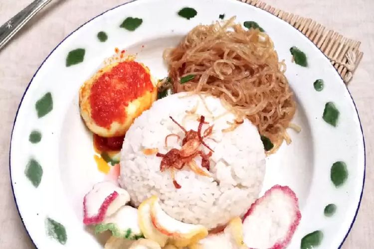 Nasi uduk sederhana dimasak pakai magic com atau rice cooker. 