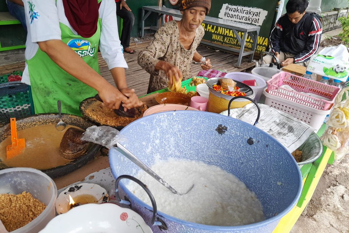 Noning (47) penjual Tajin Palappa di Jalan Cempaka Desa Sumberkolak, Kecamatan Panarukan, Kabupaten Situbondo Provinsi Jawa Timur.
