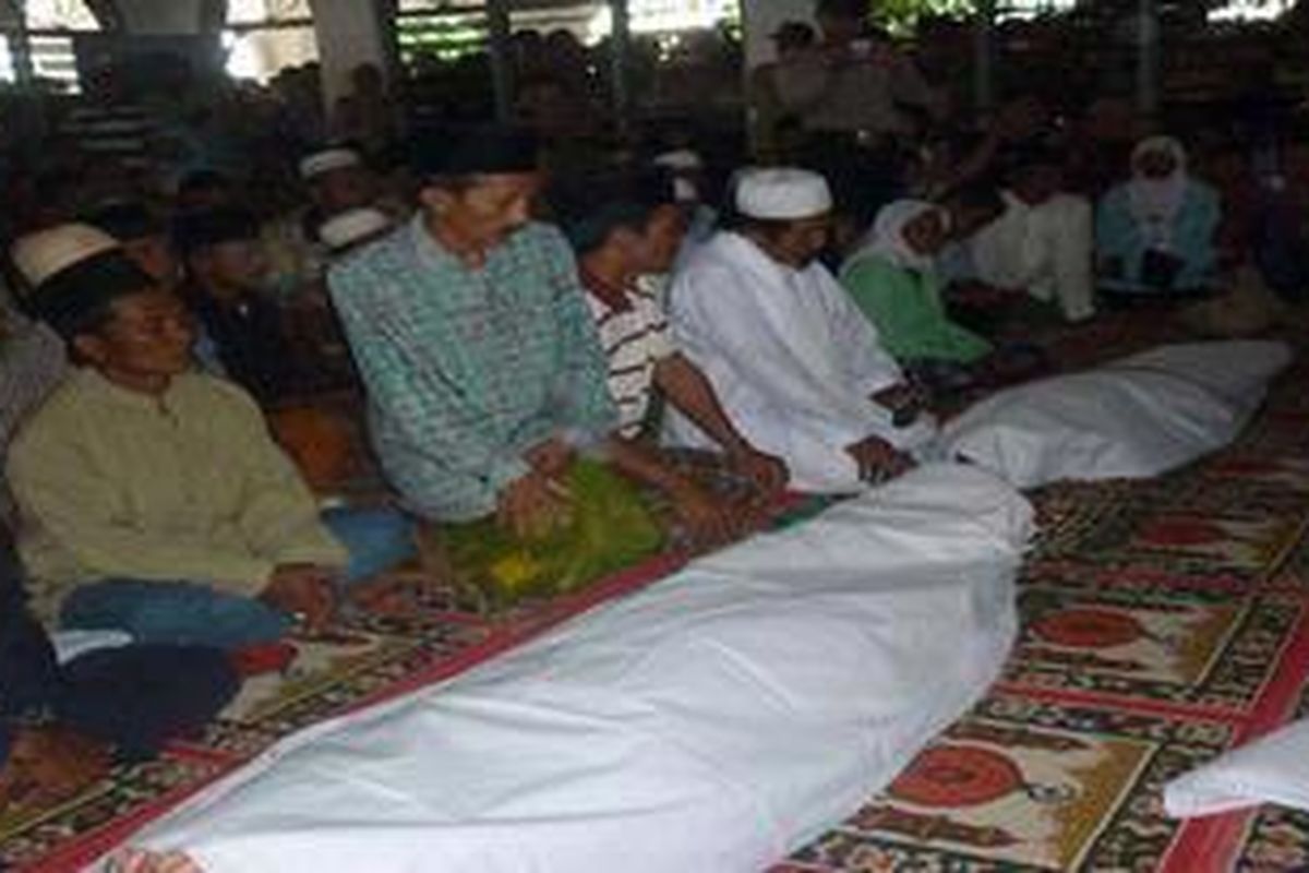 Ratusan warga memadati masjid Jamik Baiturrahim untuk mengetahui proses pengambilan sumpah pocong delapan orang.