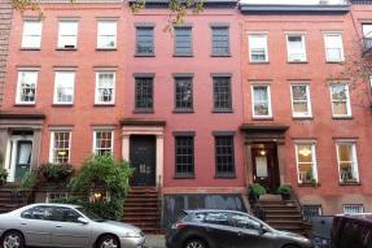 Fasad rumah di Brooklyn, New York, ini tak beda dengan tetangga kiri dan kanannya. Bersepuh warna merah dan 