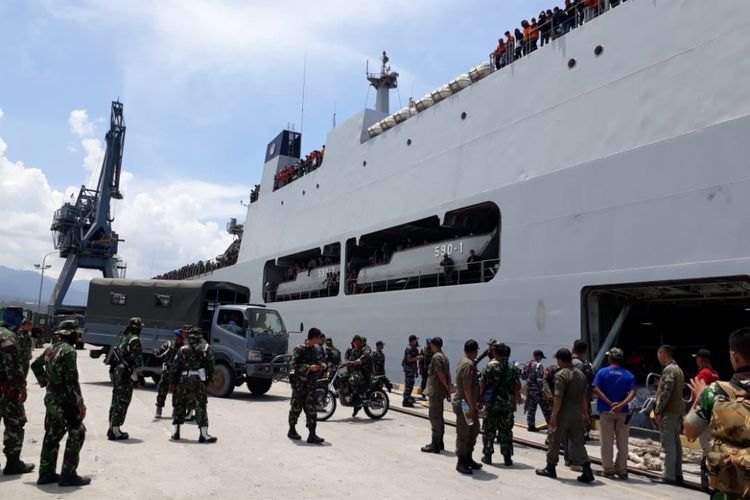 KRI Makassar bersandar di Pelabuhan Pantoloan di Kota Palu, Sulawesi Tengah, dan langsung membongkar bantuan kemanusiaan untuk korban gempa dan tsunami di provinsi tersebut.