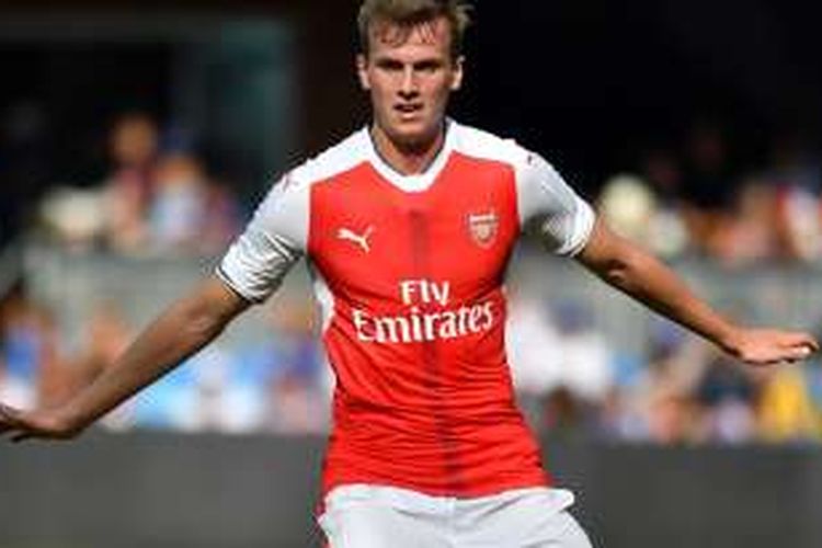 Rob Holding membela Arsenal saat melawan MLS All-Star pada uji coba di Stadion Avaya, San Jose, 28 Juli 2016.