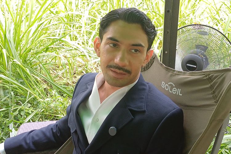 Aktor Reza Rahadian saat sela-sela syuting film Gowok Kamasutra Jawa di Yogyakarta, Selasa (9/7/2024).