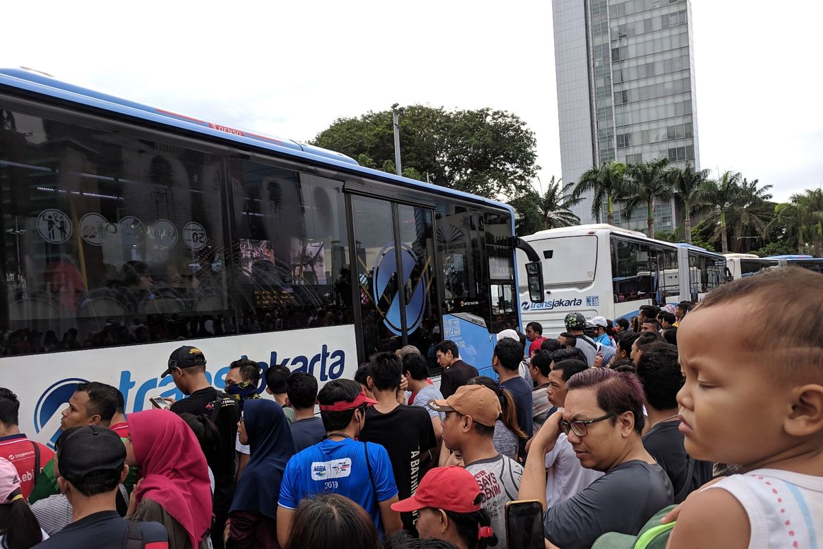 Bus Transjakarta terhambat warga yang hadiri peresmian MRT DKI Jakarta di Bundaran HI, Minggu (24/3/2019)