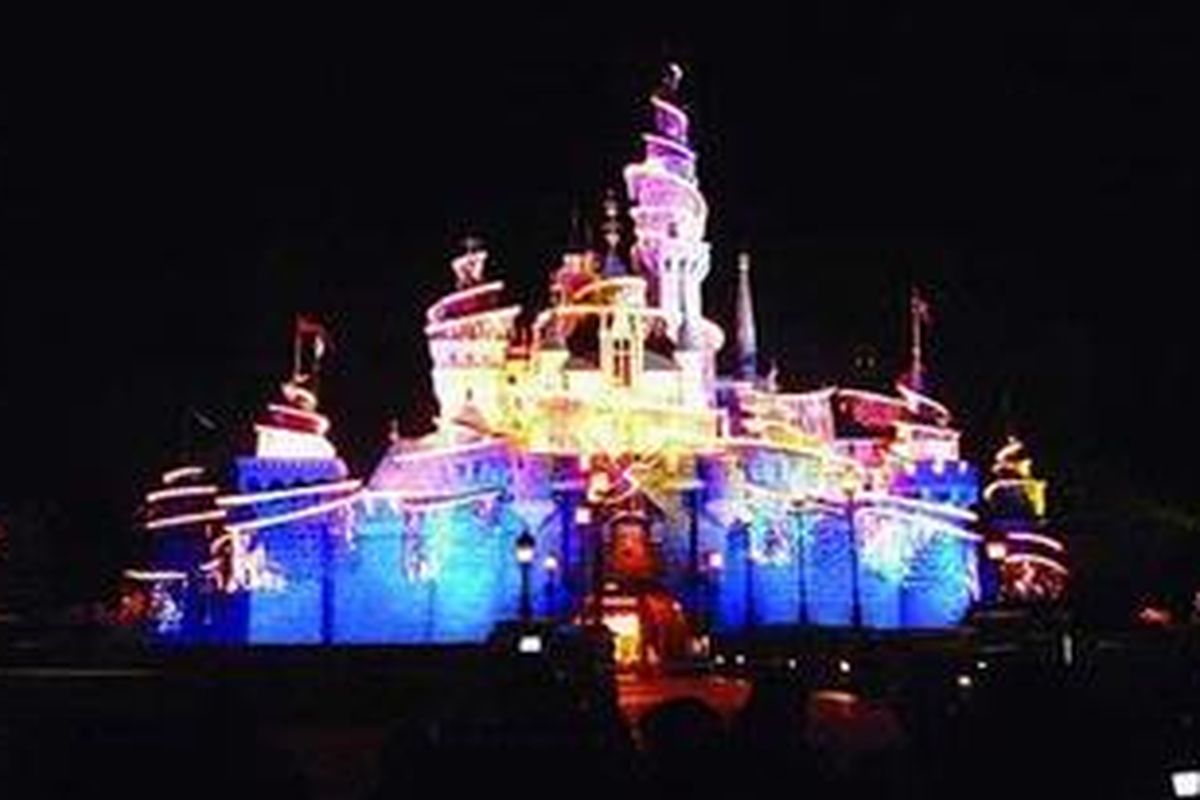 Kastil Tinker Bell bersinar terang sebelum pesta kembang api. Pesta kembang api digelar setiap hari di Disneyland Hongkong untuk menutup semua kegembiraan di hari itu.