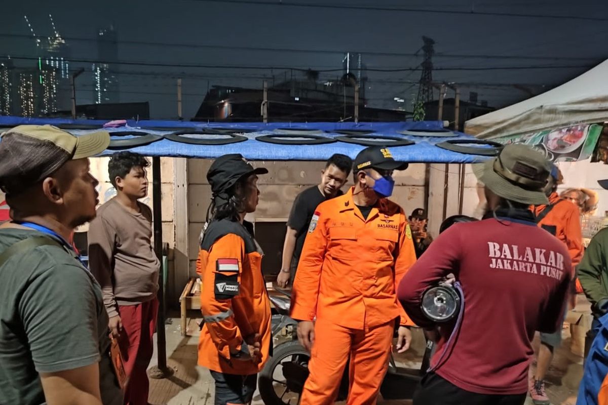 Tim SAR gabungan melakukan pencarian terhadap bocah tenggelam di Banjir Kanal Barat yang sampai saat ini belum juga dapat ditemukan, Kamis (17/3/2022).