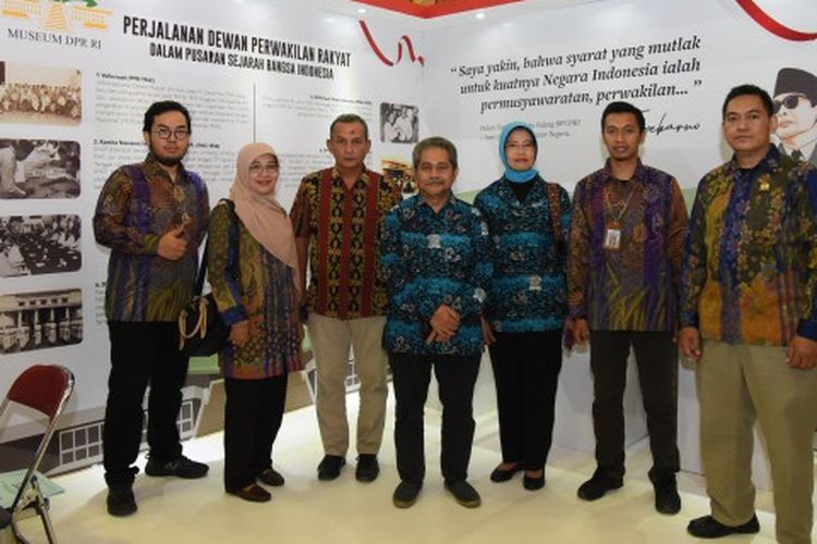 Para pegawai dari Arsip dan Museum (Armus), Pusat Data dan Informasi Sekretariat Jenderal dan Badan Keahlian DPR RI berfoto bersama saat mengikuti pameran kesejarahan 2019 di Magelang, Jawa Tengah, 19-23 September 2019.