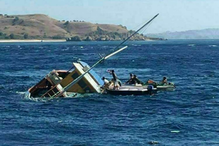 kapal layar motor Versace Jaya yang mengangkut 19 orang penumpang, tenggelam di Perairan Pulau Padar, Kecamatan Komodo, Kabupaten Manggarai Barat, Nusa Tenggara Timur (NTT), Minggu (30/7/2017).