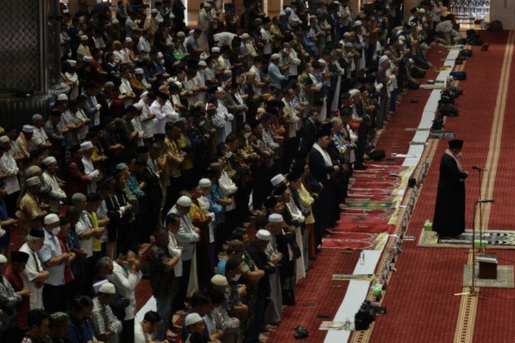 Umat Islam melaksanakan Salat Gaib di Masjid Istiqlal, Jakarta Pusat, Jumat (10/2/2023).