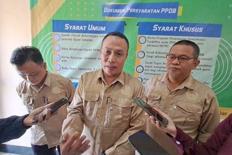Ketua Musyawarah Kerja Kepala Sekolah (MKKS), Ceng Mamad mengatakan sulit untuk menolak titipan dari anggota DPRD saat PPDB 2023. 
