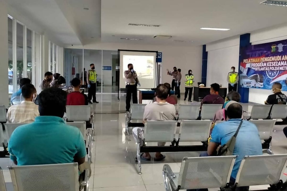 Pelatihan sopir angkutan umum di Satpas SIM Daan Mogot, Cengkareng, Senin (20/4/2020).