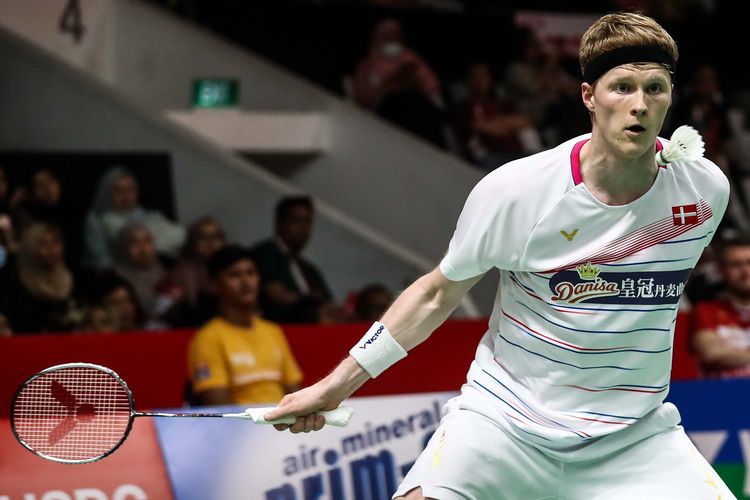 Pebulu tangkis tunggal putra Denmark, Anders Antonsen melawan wakil  Indonesia, Jonatan Christie saat pertandingan babak perempat final Indonesia Masters 2020 di Istora Senayan, Jakarta, Jumat (17/1/2020). Jonatan Christie harus mengakui keunggulan wakil Denmark, Anders Antonsen, setelah takluk melalui rubber game 14-21, 21-10, 12-21.