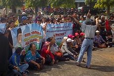 Demo Warga Diwarnai Isak Tangis dan Teriakan Histeris