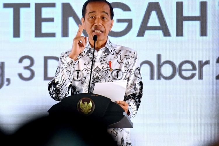 Presiden Joko Widodo saat memberikan sambutan pada Peringatan HUT ke 77 PGRI dan hari Guru Nasional di Semarang yang disiarkan secara daring pada Sabtu (3/12/2022).