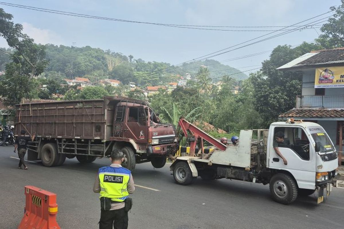 Petugas kepolisian Ops ketupat Polda Jawa Barat saat melakukan evakuasi truk sapi yang terlibat kecelakaan di Cikaledong, Nagreg, Jawa Barat pada Rabu (18/3/2026).