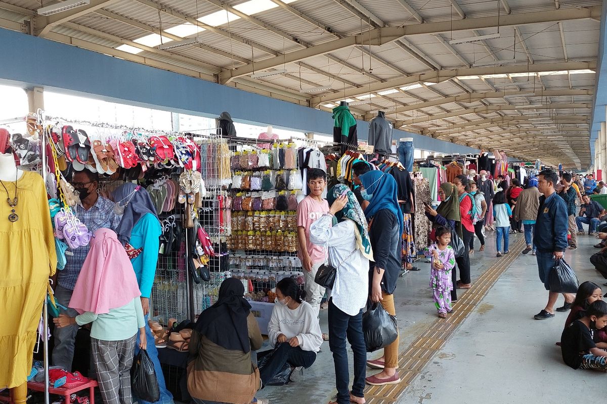 Pasar Tanah Abang di Jakarta Pusat, mulai diramaikan pembeli pada dua pekan menjelang Hari Raya Idul Fitri atau lebaran. 