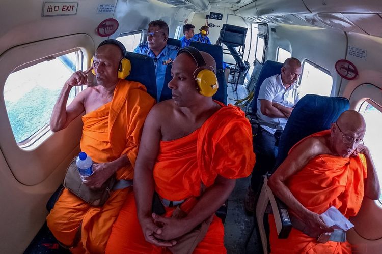Kekeringan, Sri Lanka Terbangkan Biksu-biksu Tabur Air Suci dari Udara