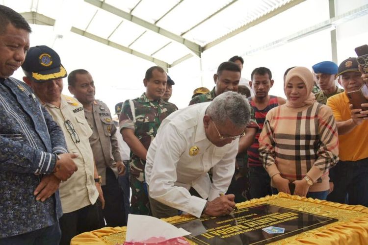 Pj Walkot Kendari Muhammad Yusup saat meresmikan Blok Sayur Pasar Rakyat Baruga II, Jumat (5/1/2024).