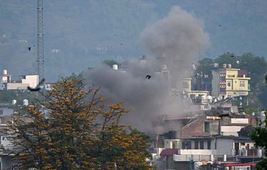 Kepulan asap terlihat setelah serangan artileri menyasar distrik Poonch di wilayah Jammu, India, Rabu, 7 Mei 2025. Penelitian sendiri telah meramalkan perang India-Pakistan pada 2025.