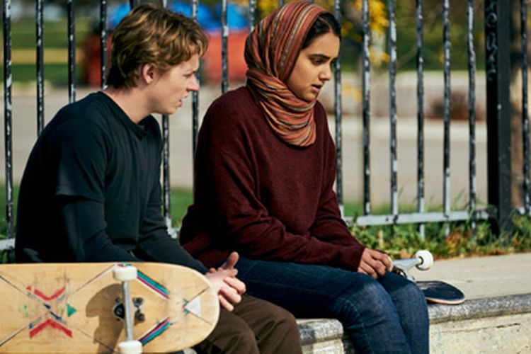 Jack Kilmer dan Geraldine Viswanathan dalam adegan di film Hala