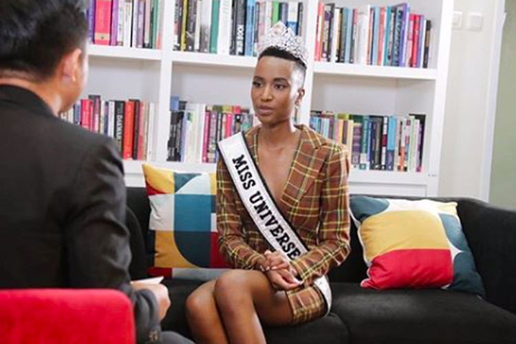 Miss Universe 2020 Zozibini Tunzi hadiri beberapa wawancara.