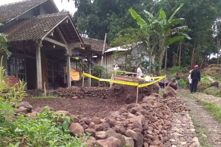 Sebuah granat masih aktif peninggalan perang dunia kedua ditemukan oleh warga Magetan ketika membersihkan lahan miliknya.