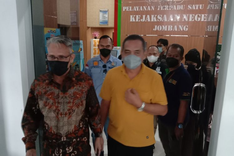 Masykur Affandi (baju kuning), terpidana kasus korupsi program Kredit Usaha Pembibitan Sapi (KUPS) 2010, keluar dari Kantor Kejaksaan Negeri Jombang, Jawa Timur, Jumat (4/2/2022). Dia akan menjalani hukuman 12 tahun penjara di Lapas Porong.