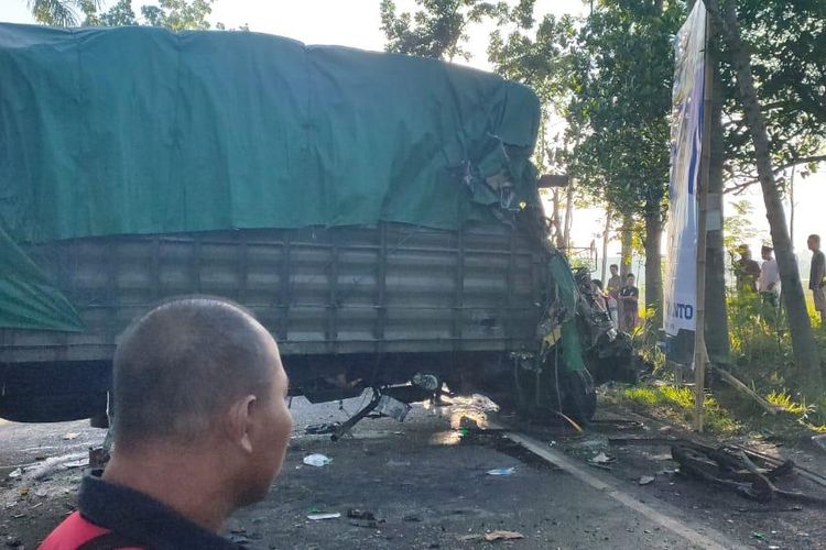 truk fuso yang oleng ke sebelah kanan hingga menyebabkan kecelakaan dengan truk box di jalan umum Jember - Surabaya 