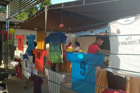 Tempat Pemungutan Suara Berornamen Piala Dunia di Kupang