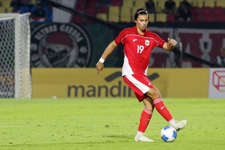 Pemain Timnas U23 Indonesia Dion Markx saat laga kedua grup J Kualifikasi Piala Asia U23 2026 yang berakhir dengan skor 5-0 di Stadion Gelora Delta Sidoarjo, Jawa Timur, Sabtu (6/9/2025) malam.