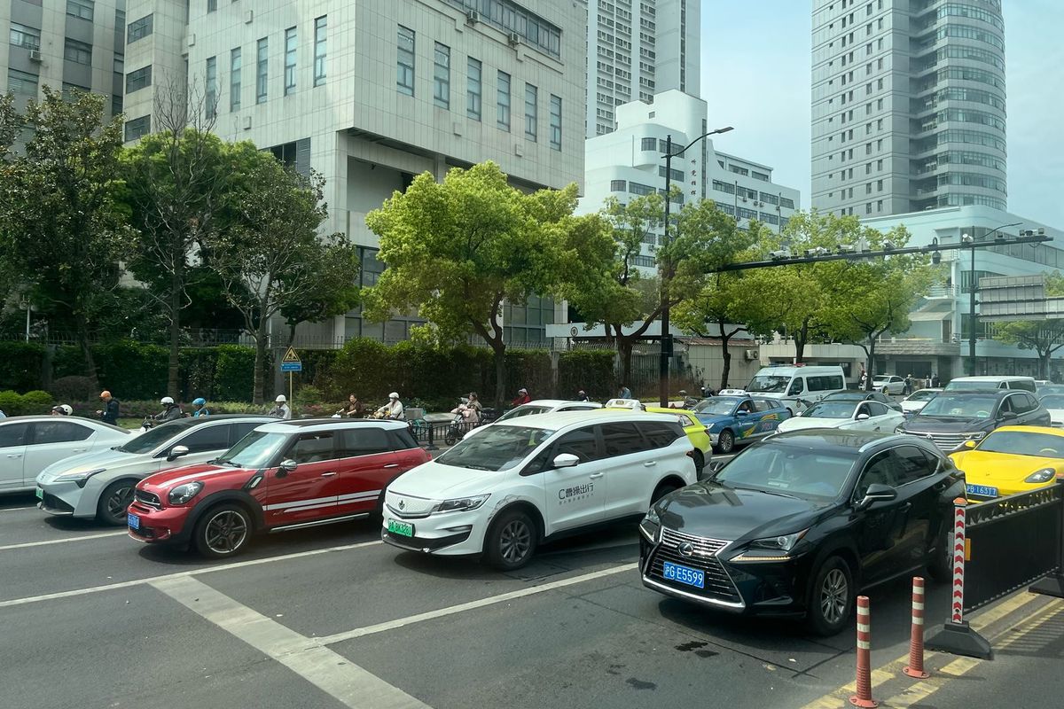Lalu lintas kendaraan di Kota Shanghai, China.