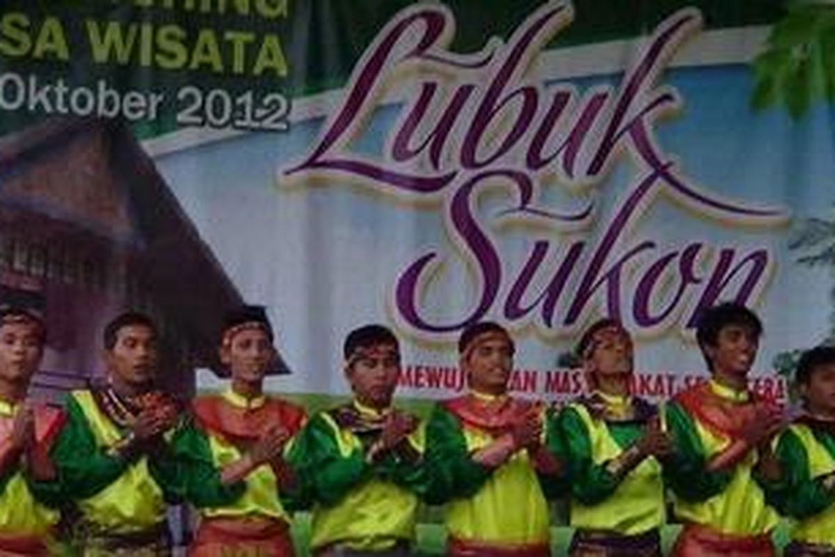 Pemuda Gampong Lubuk Sukon sedang menarikan tarian Rapi Geleng dalam Peluncuran Desa Wisata, Senin (15/10/2012). Dalam menyambut Visit Aceh 2013, Pemerintah Aceh menetapkan Gampong Lubuk Sukon sebagai desa wisata di Aceh.