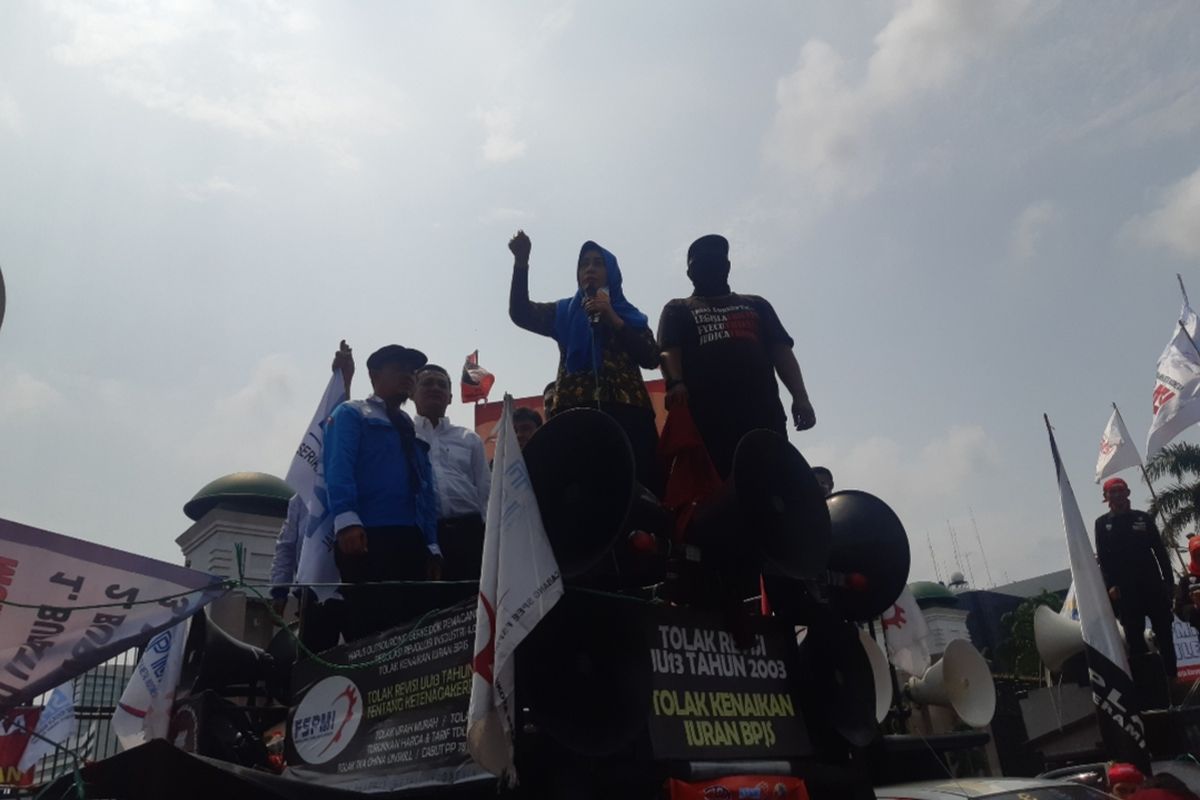 Anggota DPR RI Obon Tabroni di atas mobil Komando, depan Gesung DPR RI, Senayan, Jakarta Pusat, Senin (20/1/2020)