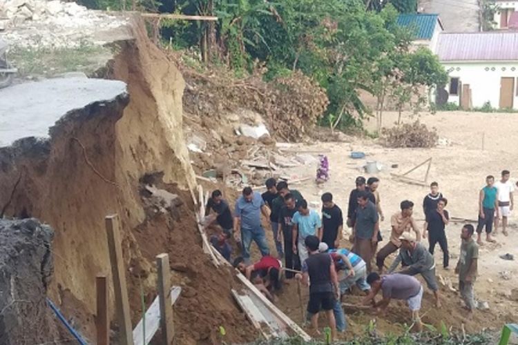 Buruh bangunan tertimpa material longsor saat mengerjakan proyek Bronjong di Jalan Bongbongan Raya, Kelurahan Tambun Nabolon, Kecamatan Siantar Martoba Kota Pematangsiantar, Sabtu (3/2/2024).