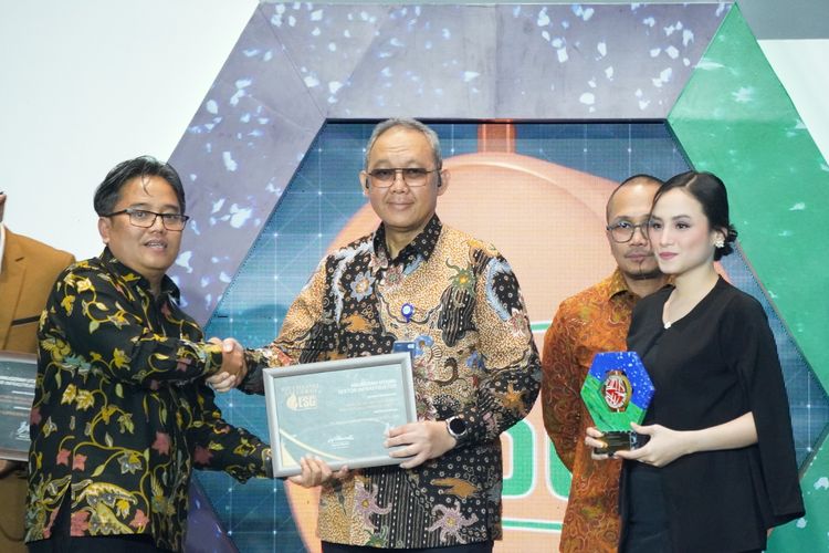 Direktur Manajemen Sumber Daya Manusia (SDM) dan Transformasi Wika Hadjar Seti Adji menerima penghargaan penghargaan IDX Channel Anugerah ESG 2024 untuk Wika di Gedung Bursa Efek, Jakarta, Kamis (25/7/2024).