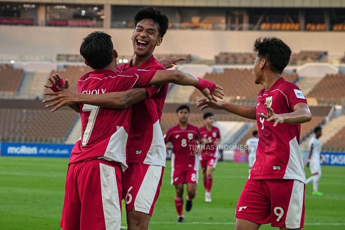 Para pemain Timnas U17 Indonesia merayakan gol. Partai Grup C Piala Asia U17 2025 Timnas U17 Indonesia vs Yaman digelar di Stadion Prince Abdullah Al Faisal, Jeddah, Arab Saudi, pada Senin (7/4/2025) malam WIB.