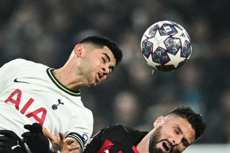 Bek Tottenham Hotspur, Christian Romero (kiri), berduel dengan striker AC Milan, Olivier Giroud (kanan) dalam leg kedua babak 16 besar Liga Champions, Tottenham vs Milan, di Stadion Tottenham Hotspur, Kamis (9/3/2023) dini hari WIB.