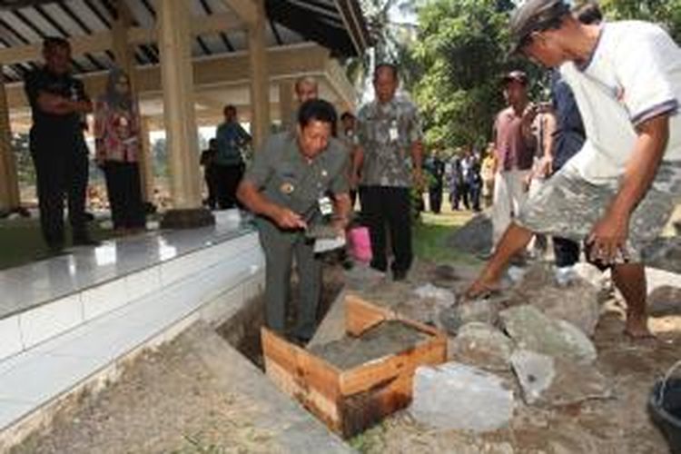 Wali Kota Magelang Sigit Widyonindito meletakkan batu pertama masjid Ilmun Nafi di dalam komplek kantor Wali Kota, Selasa (18/8/2015).