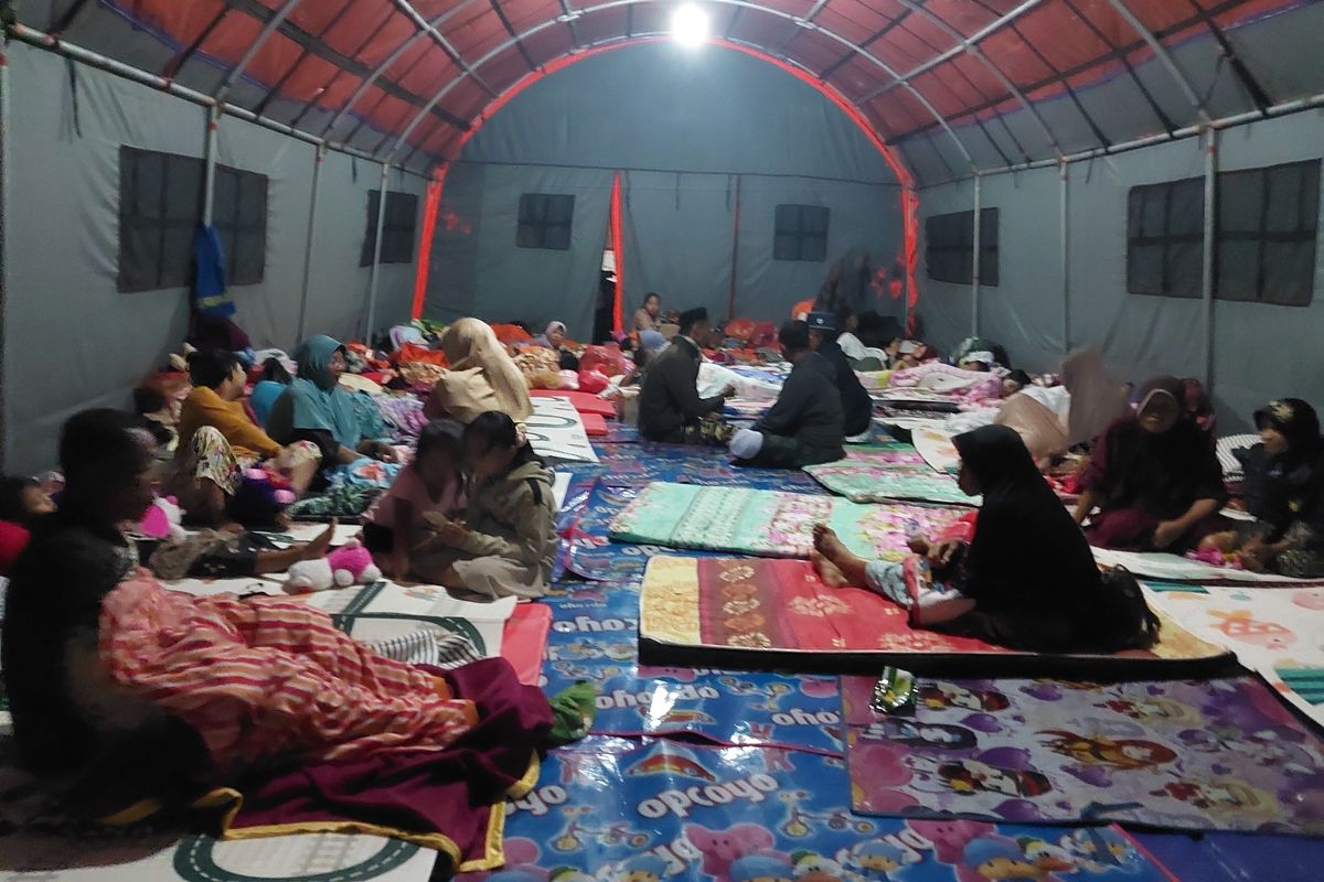 Suasana pengungsian di SMPN 2 Pronojiwo, Selasa (2/12/2025)