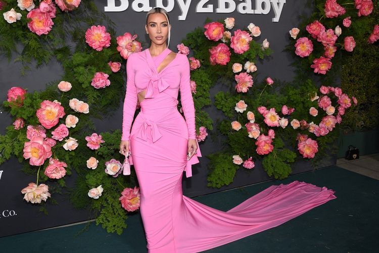 Selebritas Kim Kardashian tiba di Baby2Baby Annual Gala di West Hollywood, Amerika Serikat, pada 12 November 2022.