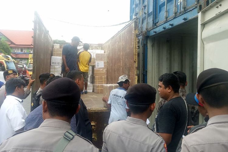 Sebanyak 7 kontainer surat suara pemilu 2019 tiba di Pelabuhan Ahmad Yani Ternate, Maluku Utara, Senin (25/03/2019)