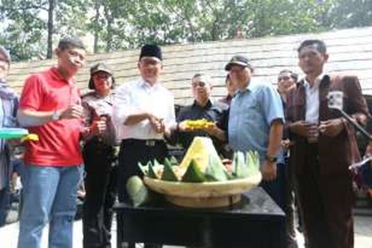 Wali Kota Bandung Ridwan Kamil saat meresmikan Tamansari Food Fest di Jalan Tamansari, Kota Bandung, Sabtu (27/8/2016). KOMPAS.com/DENDI RAMDHANI