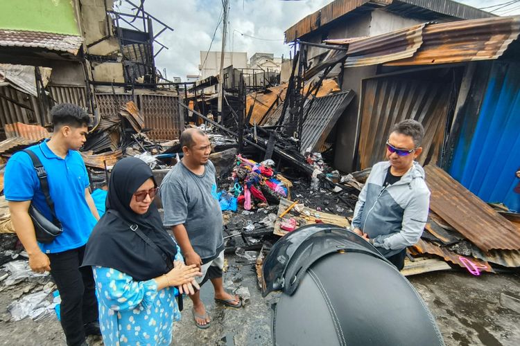 Lebih dari 40 kios pedagang di Pasar Sudirman, Kota Pontianak, Kalimantan Barat (Kalbar) ludes terbakar, Sabtu (16/9/2023) pukul 23.15 WIB. Pemerintah Kota Pontianak merencanakan menata ulang kawasan pasar tersebut. 