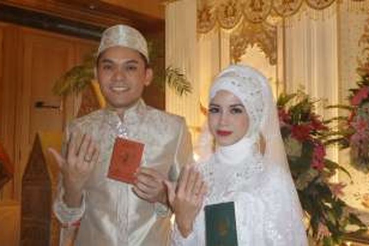 Ben Kasyafani dan istrinya, Nesyana Ayu Nabila, diabadikan setelah menjalani akad nikah di Hotel The Ritz-Carlton, Mega Kuningan, Jakarta Selatan, pada Sabtu (30/7/2016).